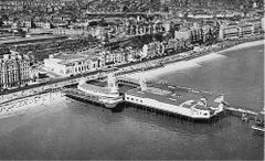 Hastings-Pier-1946-Showing-the-parts-front-and-centre-that-were-removed-during-WW2.